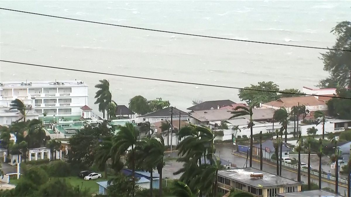 Jamajku zasáhla bouře století. Hurikán Melissa provází i mimořádně silné poryvy větru